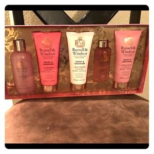 Brand new never been used Russell Windsor Set